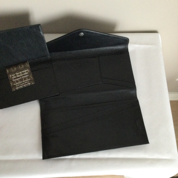 Leather Danier 2 in 1 Travel Wallet with Removable Passport Holder - Picture 5 of 6